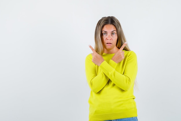 Expressive jeune fille posant en studio