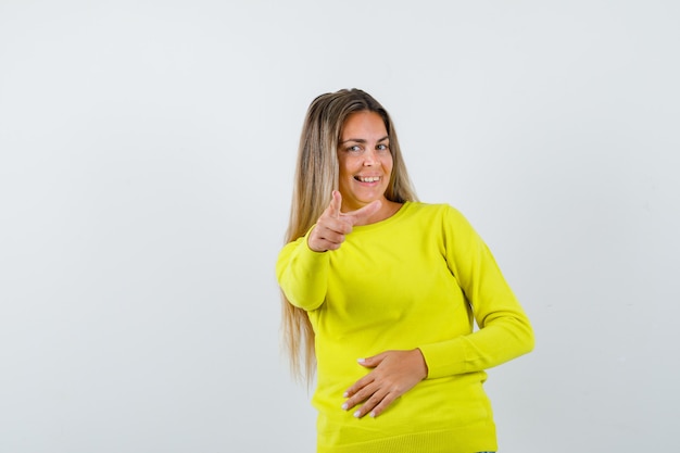 Expressive jeune fille posant en studio