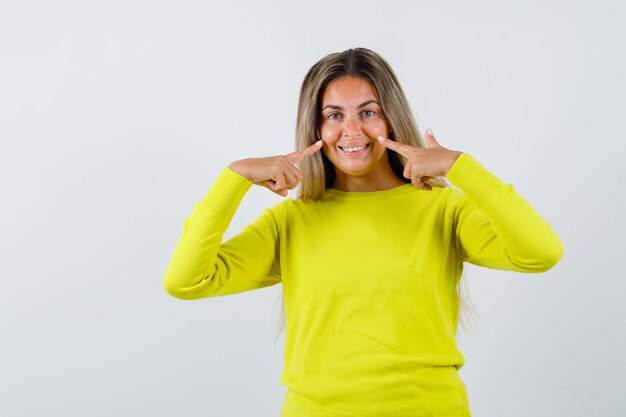 Expressive jeune fille posant en studio