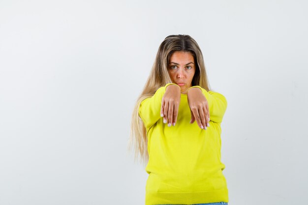 Expressive jeune fille posant en studio