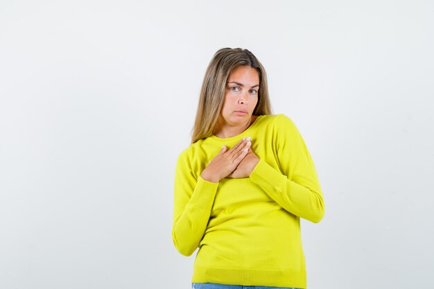 Expressive jeune fille posant en studio