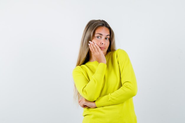 Expressive jeune fille posant en studio