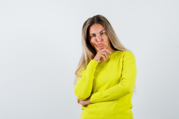 Expressive jeune fille posant en studio