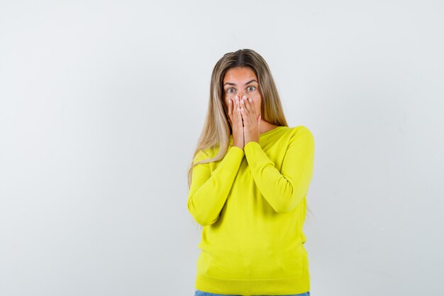 Expressive jeune fille posant en studio