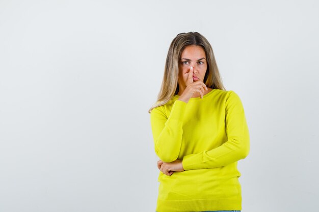 Expressive jeune fille posant en studio