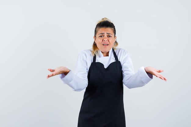 Expressive jeune fille posant en studio