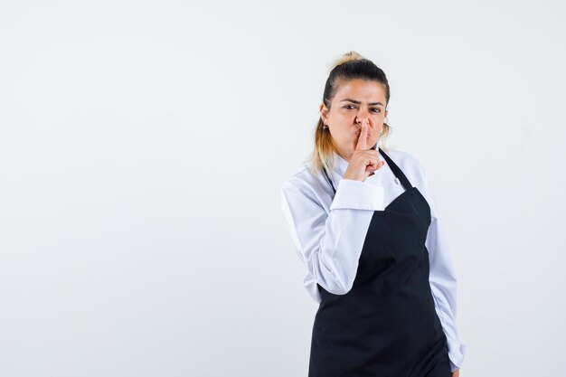 Expressive jeune fille posant en studio