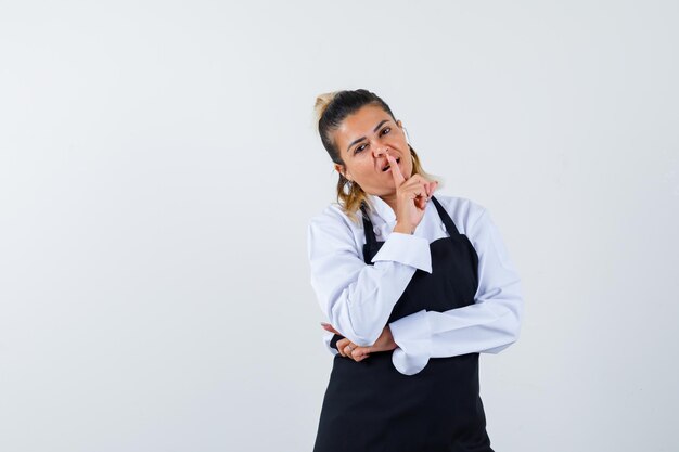 Expressive jeune fille posant en studio