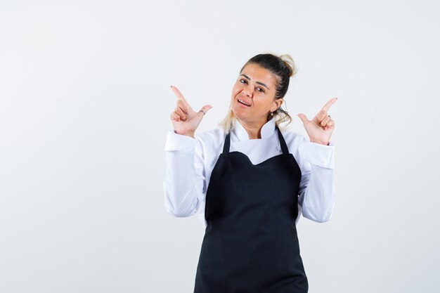 Expressive jeune fille posant en studio