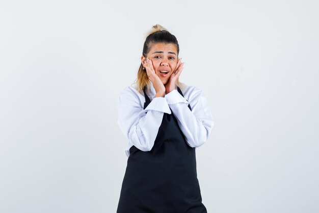 Expressive jeune fille posant en studio