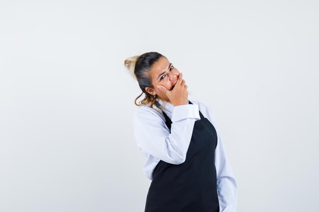 Expressive jeune fille posant en studio