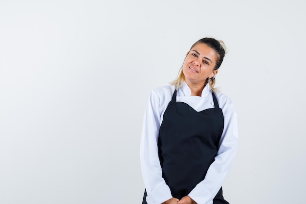 Expressive jeune fille posant en studio