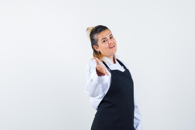 Expressive jeune fille posant en studio