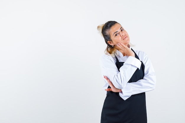 Expressive jeune fille posant en studio