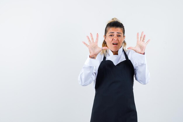 Expressive jeune fille posant en studio