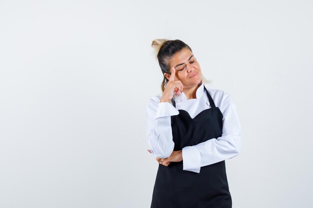 Expressive jeune fille posant en studio