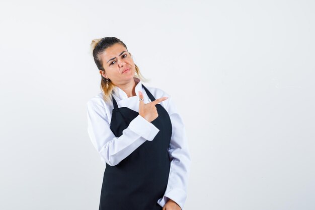 Expressive jeune fille posant en studio