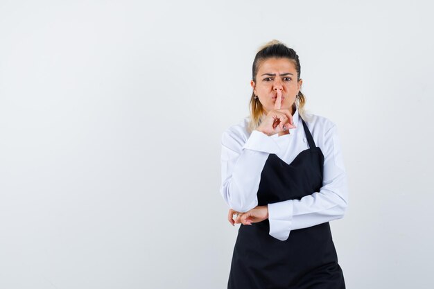 Expressive jeune fille posant en studio