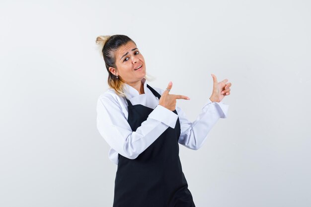 Expressive jeune fille posant en studio