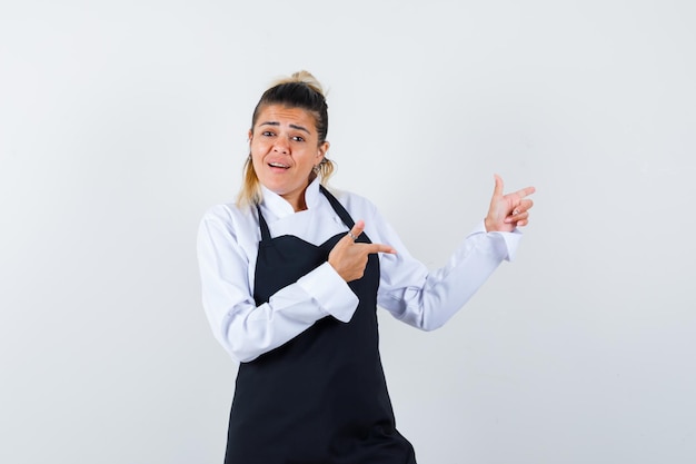 Expressive jeune fille posant en studio