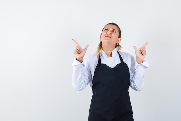 Expressive jeune fille posant en studio