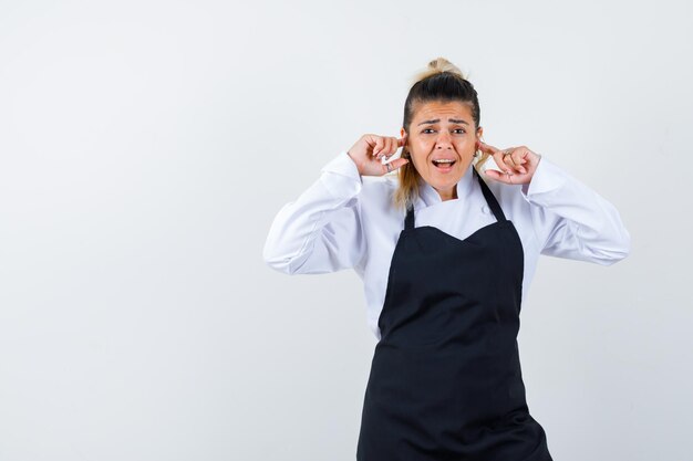 Expressive jeune fille posant en studio