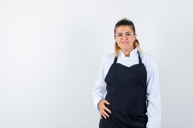 Expressive jeune fille posant en studio