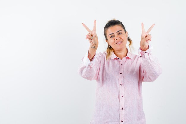 Expressive jeune fille posant en studio