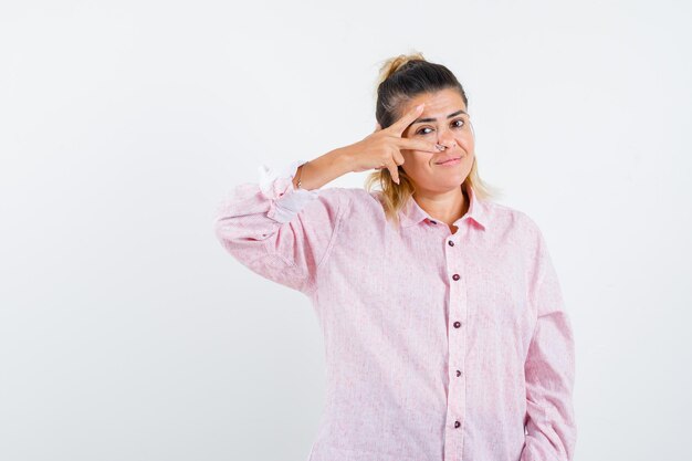 Expressive jeune fille posant en studio