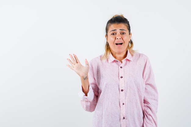 Expressive jeune fille posant en studio