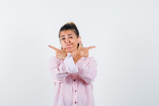 Expressive jeune fille posant en studio