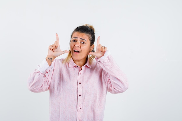 Expressive jeune fille posant en studio