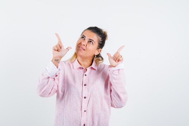 Expressive jeune fille posant en studio