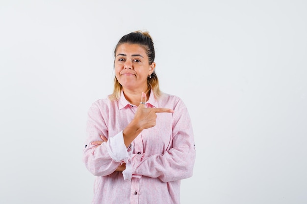 Expressive jeune fille posant en studio