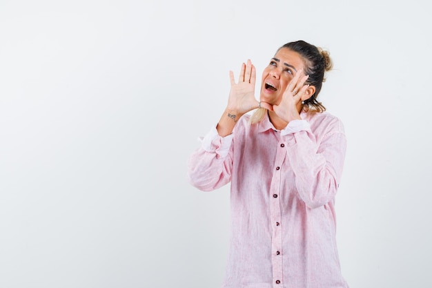 Expressive jeune fille posant en studio