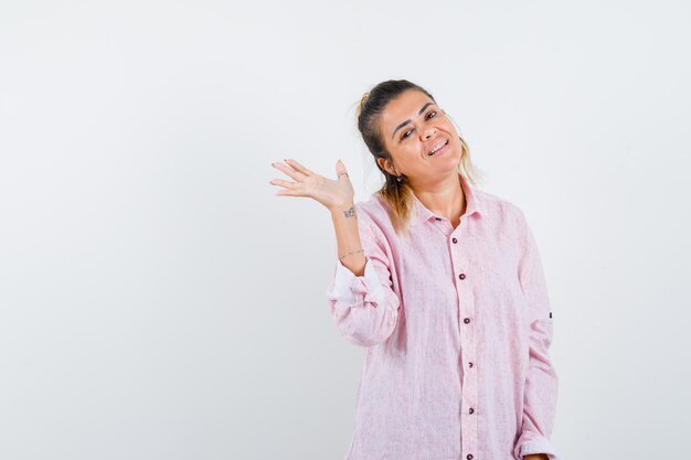 Expressive jeune fille posant en studio