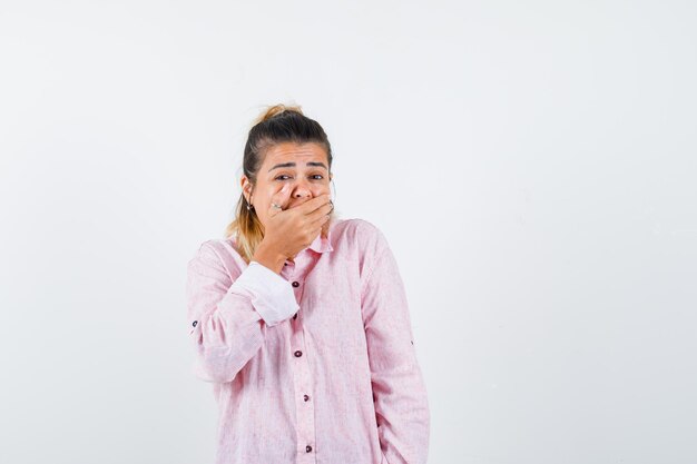 Expressive jeune fille posant en studio