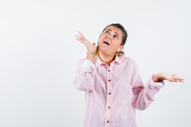 Expressive jeune fille posant en studio