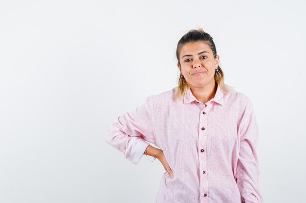 Expressive jeune fille posant en studio