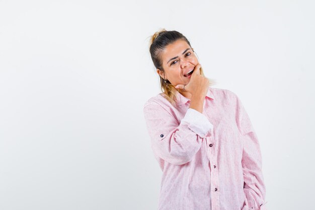 Expressive jeune fille posant en studio