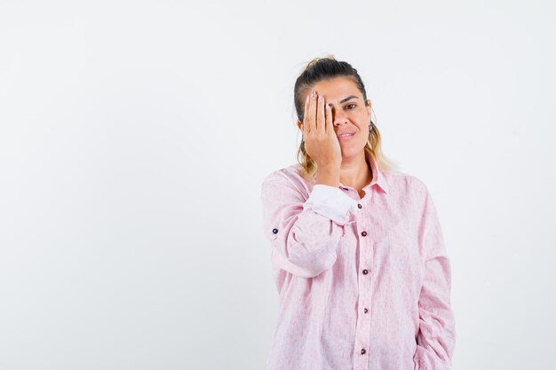 Expressive jeune fille posant en studio