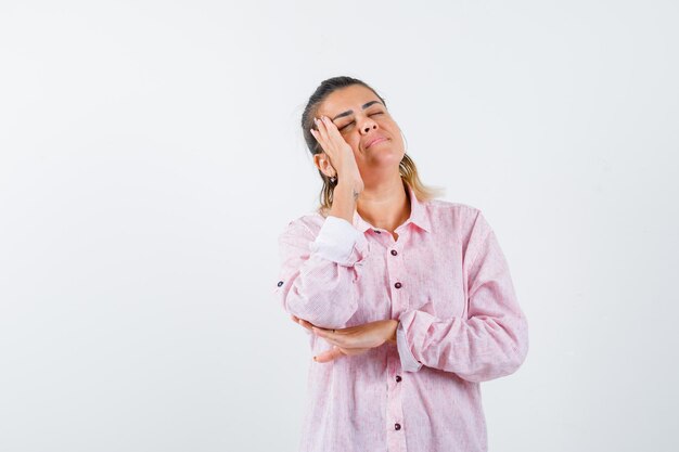 Expressive jeune fille posant en studio