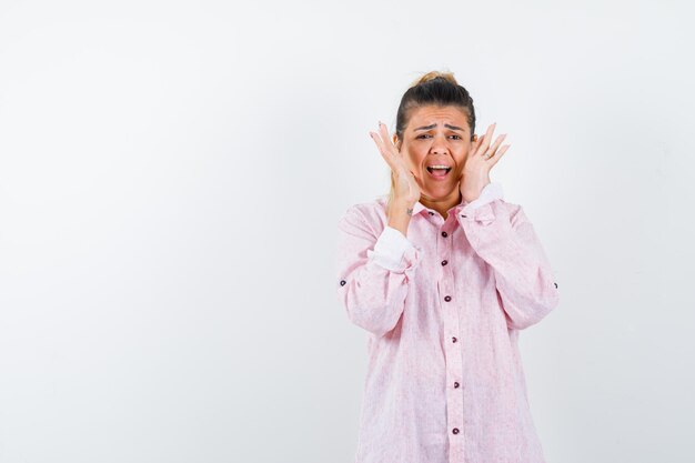 Expressive jeune fille posant en studio