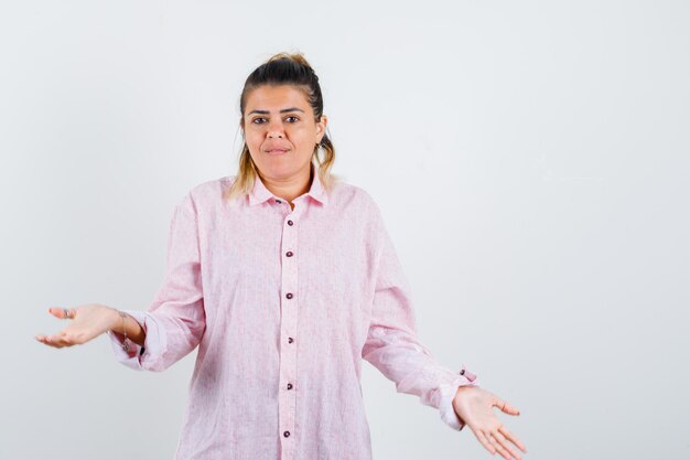 Expressive jeune fille posant en studio