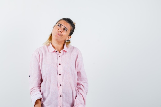 Expressive jeune fille posant en studio