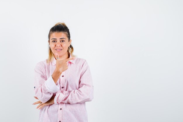 Expressive jeune fille posant en studio