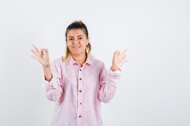 Expressive jeune fille posant en studio