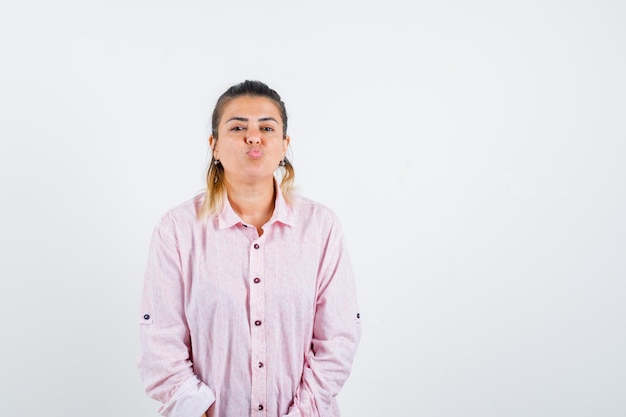 Expressive jeune fille posant en studio