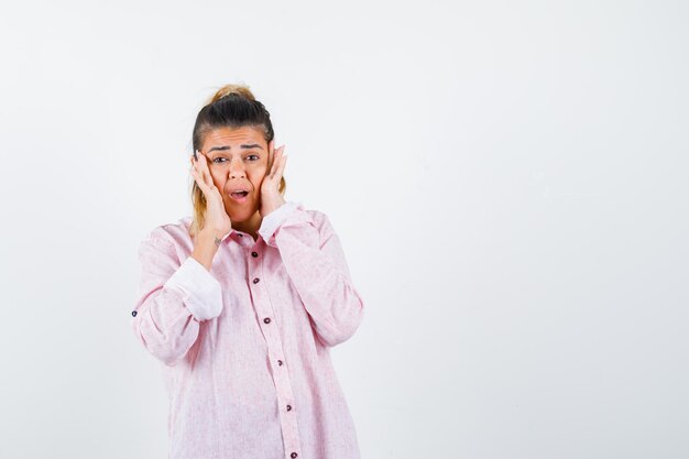 Expressive jeune fille posant en studio