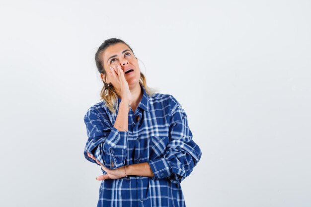 Expressive jeune fille posant en studio